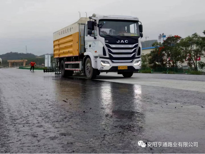 祝賀我司深汕西項(xiàng)目透層、封層試驗(yàn)段圓 滿成功